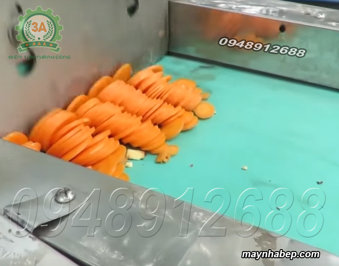 Cà rốt được thái lát mỏng đều bằng máy cắt rau củ 2,2Kw