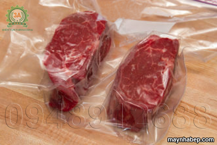 Cho thịt vào túi bảo quản thực phẩm