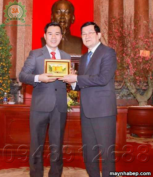 Nguyên Chủ tịch nước Trương Tấn San tặng kỷ niệm chương cho nhà sáng chế
